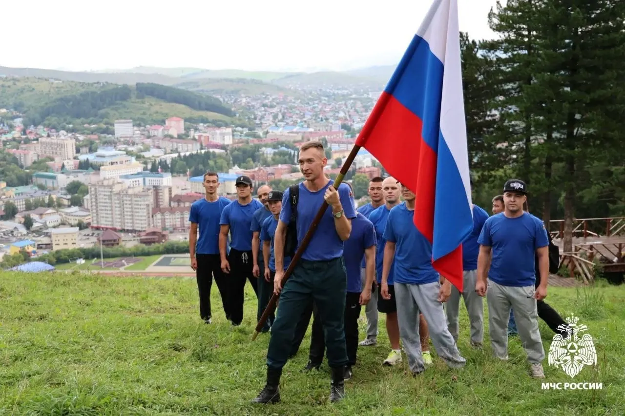 В Алтайском крае и Республике Алтай прошли праздничные мероприятия к Дню Государственного флага России.
