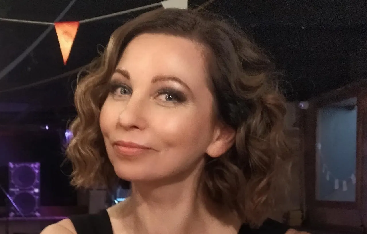 Полиция обнаружила символику штабов на её странице во ВКонтакте. Суд счёл её поведение на заседании вызывающим и не позволил ей высказаться по делу. Ранее Опочецкий суд осудил её по ч. 1 ст. 318 УК РФ на два года принудительных работ с удержанием 15% дохода в пользу государства.