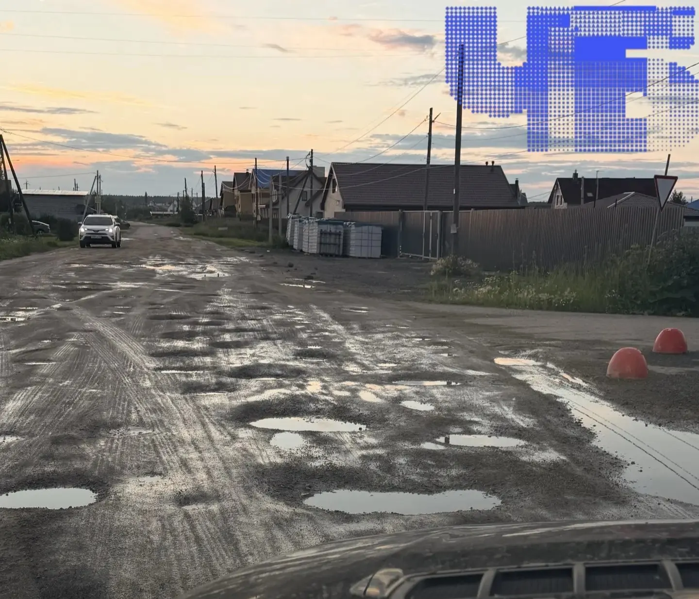 Местные жители требуют восстановить дорогу по улице Просторной; после снятия верхнего слоя покрытия и засыпки щебнем после дождей на дороге образовались ямы, а подходы к остановке затоплены и завалены мусором.