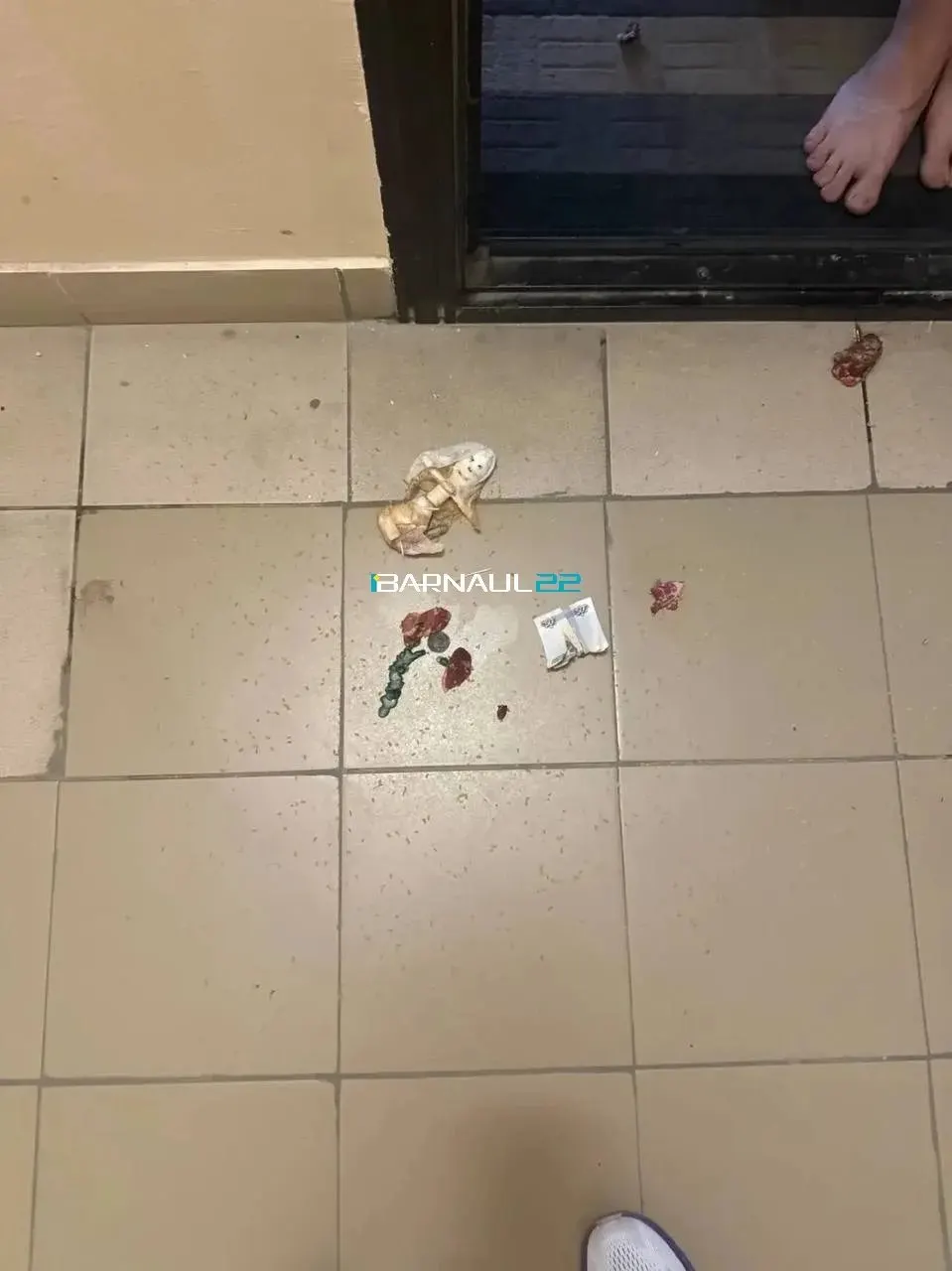 Ночью в Барнауле неизвестный в мантии пытался попасть в подъезд, после чего оставил у дверей куклу, деньги и мясо. Камеры зафиксировали эпизод, жильцы обратились в полицию.