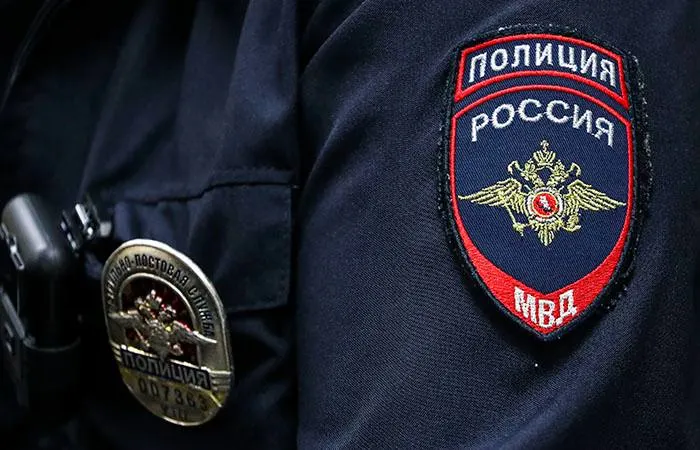 78-летний охранник склада подстрелил 14-летнего подростка из пневматического оружия на охраняемой территории. Пострадавший получил легкое ранение, охраннику предъявлено обвинение. Расследование продолжается.