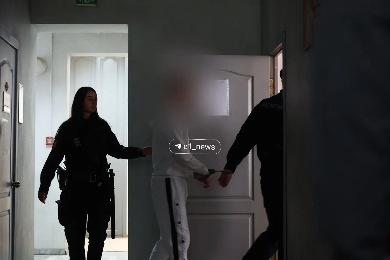 Подсудимые несовершеннолетние доставлены в зал суда; расследование затягивается из-за длительных экспертиз.