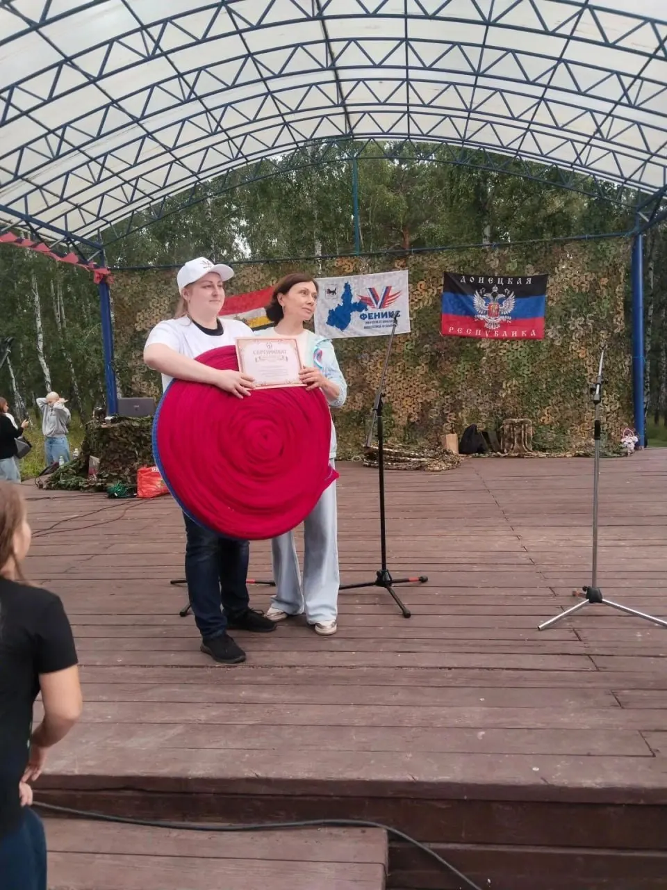 Иркутская мастерица связала 98-метровый триколор и попала в региональную книгу рекордов. За семь месяцев по четыре часа в день она создала гигантское полотно, которое представили на мероприятии, в котором приняли участие около 300 человек. Активистка движения «Феникс» продолжает помогать бойцам СВО, отправив им более тысячи талисманов.