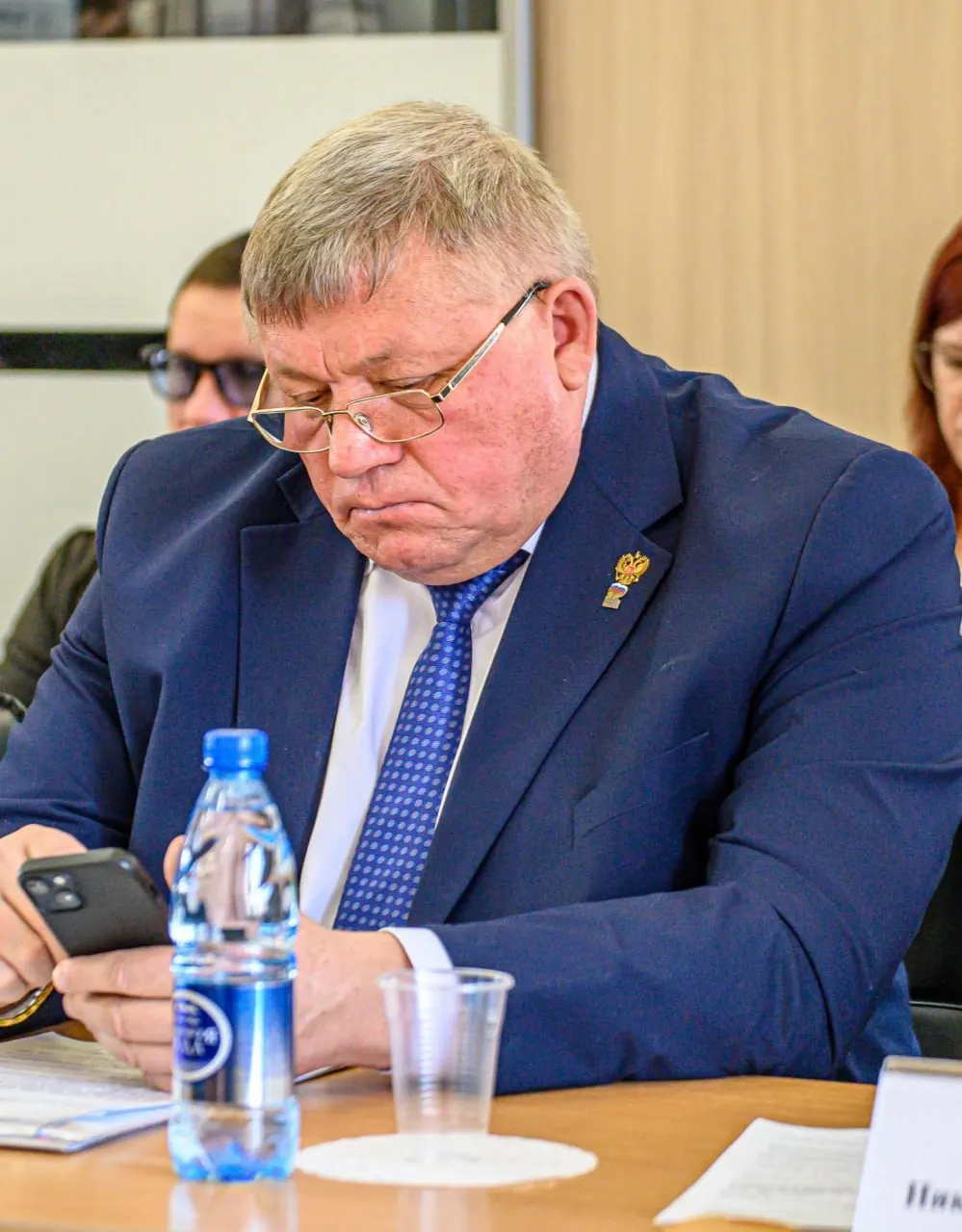 Суд принял решение досрочно прекратить полномочия главы района после обвинений в конфликте интересов и злоупотреблениях, решение может быть обжаловано.