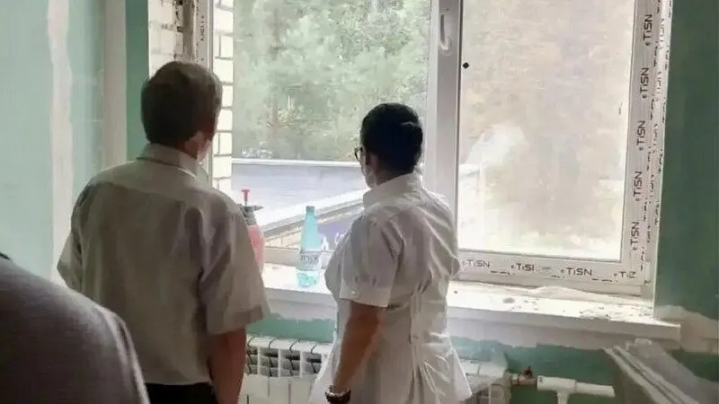 На объекте заменят окна и батареи отопления, смонтируют электрику; выполняются подготовительные работы по окраске стен и малярные работы.