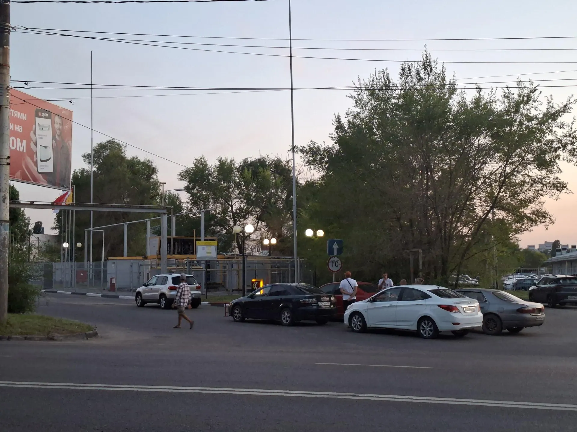 По утрам топлива хватает лишь на половину АЗС — очереди на заправках растут.
