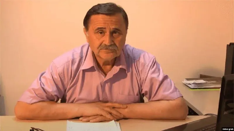 70-летний правозащитник Валерий Хатажуков задержан сотрудниками пограничной службы в аэропорту Минеральные Воды; он намерен обжаловать действия и отмечает системность подобных проверок.