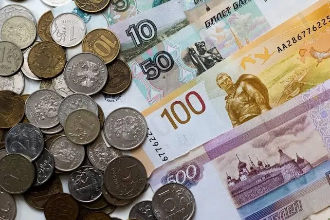 В Республике Коми обсуждают оплату труда педагогов на фоне политических заявлений: обещают довести базовые оклады до МРОТ к 2027 году, но бюджет региона может помешать реализации.