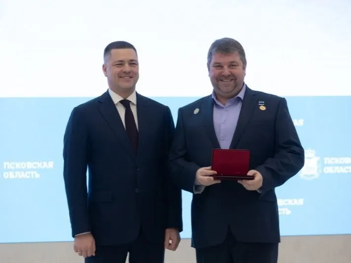 Член общественной палаты региона стал руководителем учреждения после увольнения предыдущего директора; конфликт вокруг повышения зарплат сотрудников стал важной темой.