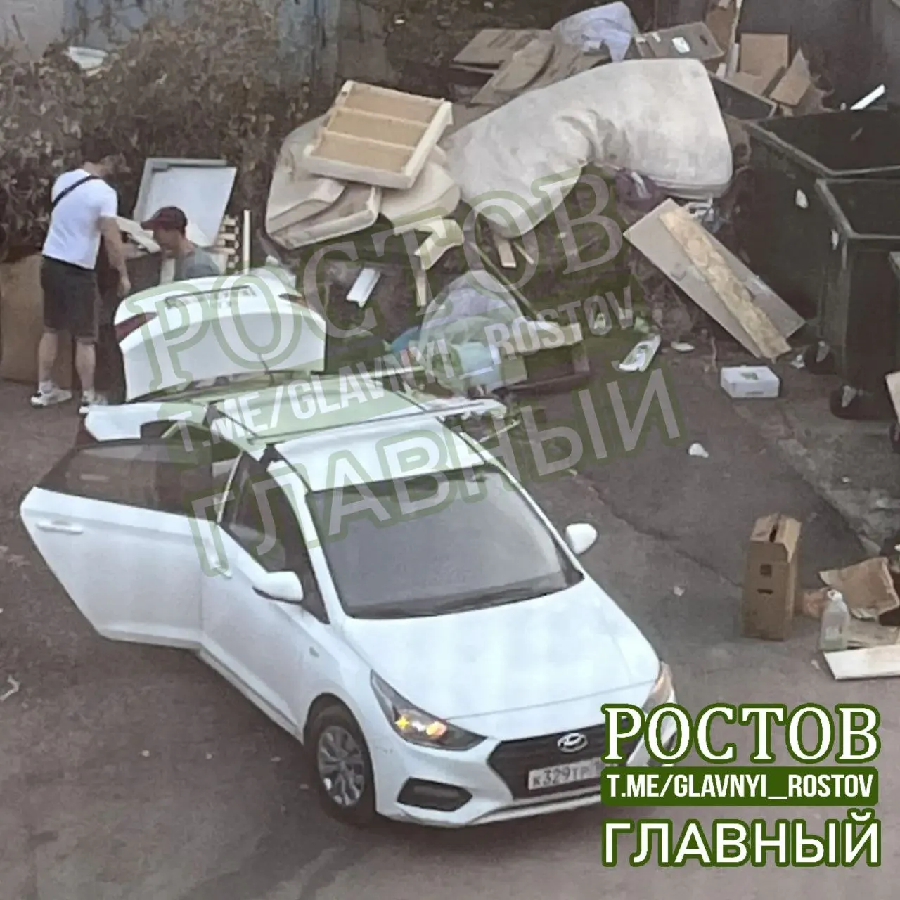 В районе домов на Космонавтов 22/1 и 22/2 образовалась стихийная свалка: мусор не вывозят, рядом лежат сухие ветки возле трансформатора, неподалёку — автомобили. Кто будет отвечать за уборку и когда её проведут — остаётся открытым.
