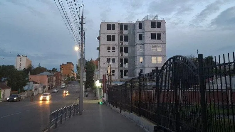 Региональный комитет культурного наследия требует отменить разрешение на строительство возле Покровского храма; суд оставил иск без движения и потребовал документы до 17 августа.