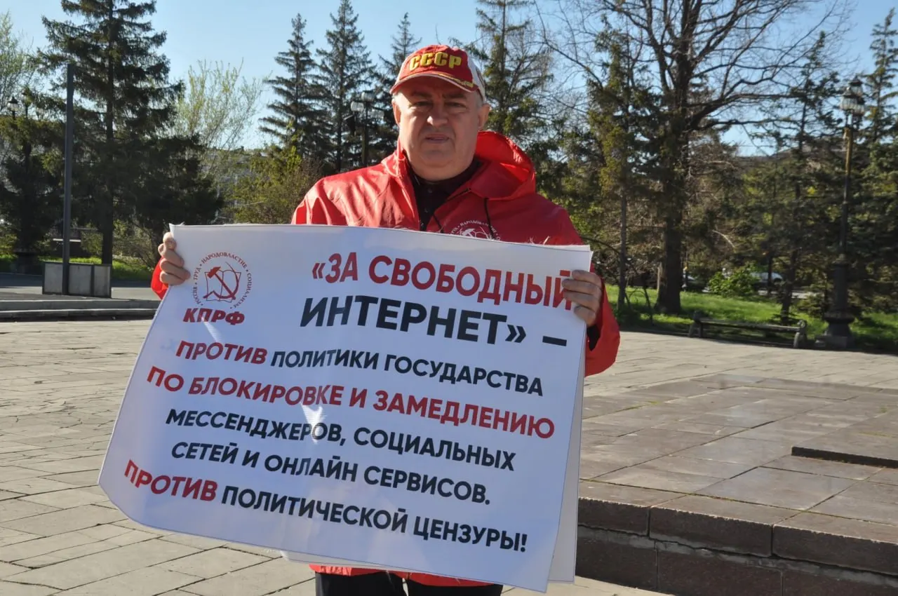 Депутат Законодательного собрания Оренбургской области оштрафован за публикацию нацистской символики и материалов запрещённых организаций; на год ему запрещено участие в выборах.