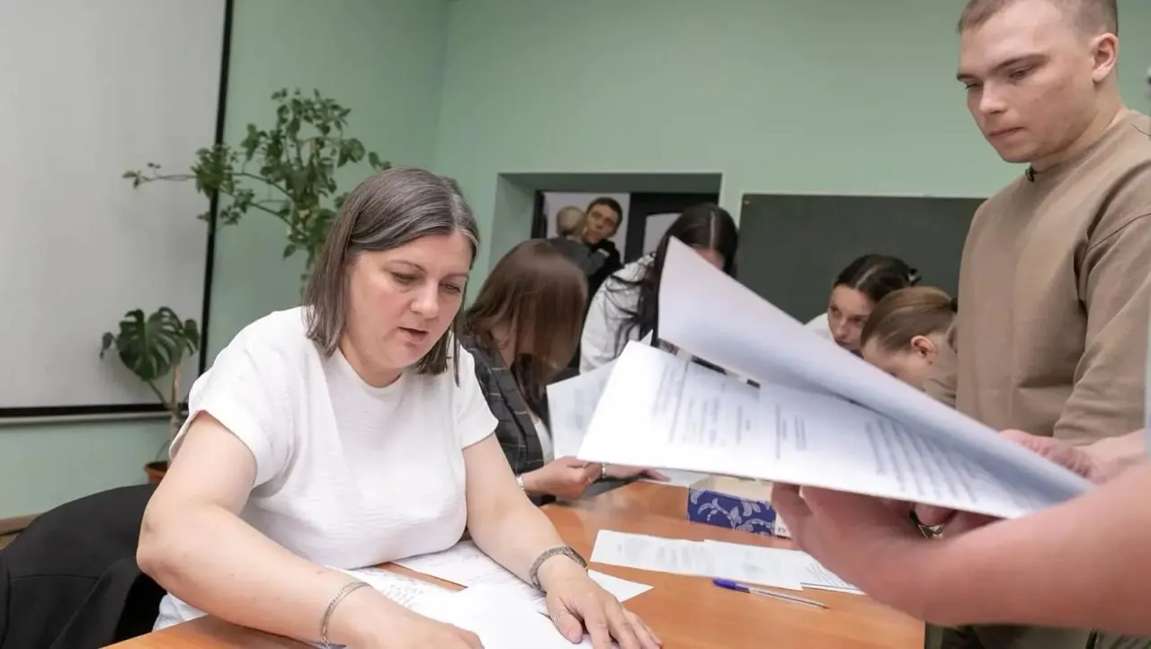 165 субсидий на покупку жилья детям-сирот выданы с начала года; выплаты составляют от 2,9 до 3,6 млн рублей. Ещё 16 заявителей ищут жильё, а до конца года планируется новая партия квартир в Омске.