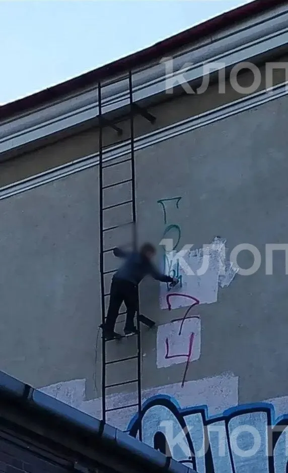 За полгода калининградские подростки неоднократно расписали фасад одного дома; жильцы и соседи пытаются прекратить повторение инцидентов.