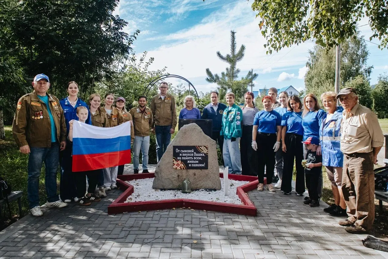 Студенческие отряды Алтайского края провели патриотическую акцию к Дню Государственного флага России.