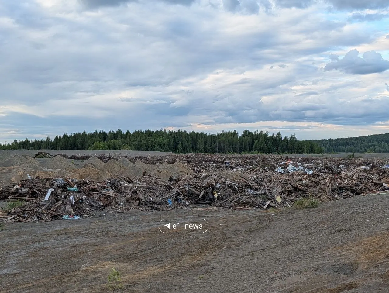 После смерча в городе Кушве образовалась крупная свалка мусора. Жители заявляют, что её создала администрация для устранения последствий стихии, но многие уверены, что свалка пополняется бытовым мусором. Местные требуют разбирательства.