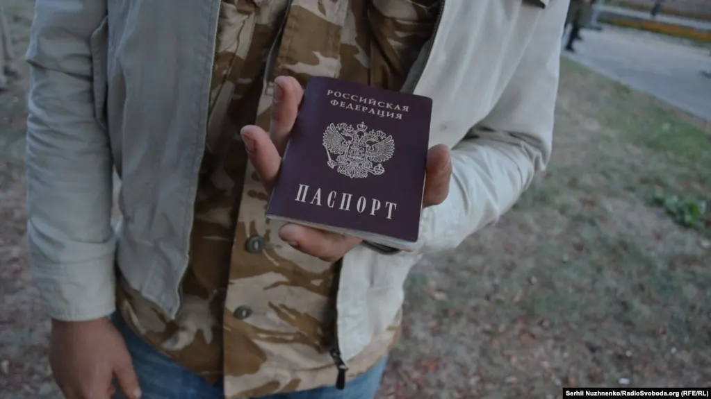 По данным ФСБ, восемь граждан из Центральной Азии и Закавказья лишились гражданства за критику войны в Украине; случаи зафиксированы в Ставропольском крае и Адыгейской республике.