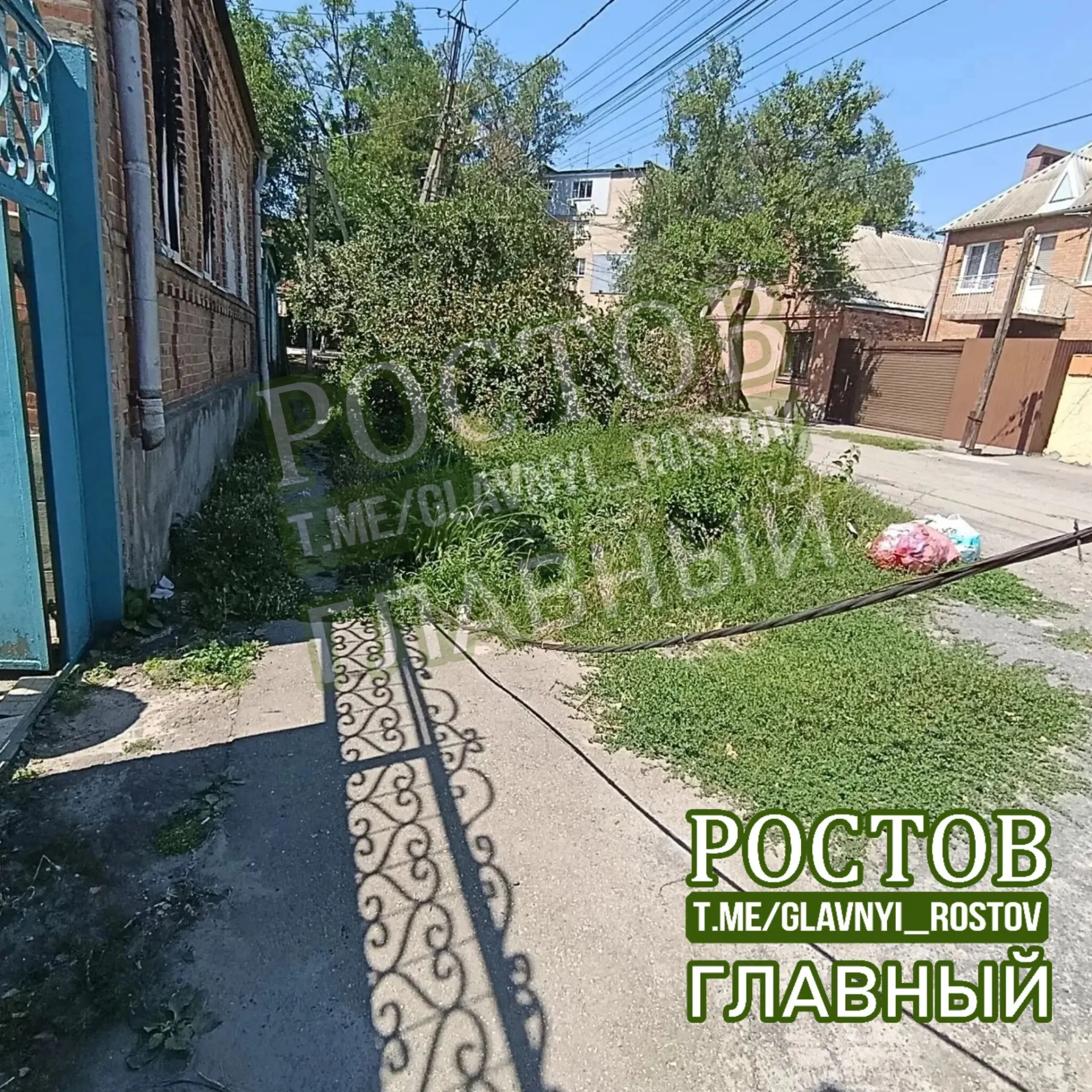 После урагана в конце июля на Берберовке в Ростове-на-Дону лежит оборванный провод, мешающий проезду и представляющий опасность для детей; местные просят оперативного вмешательства коммунальных служб.