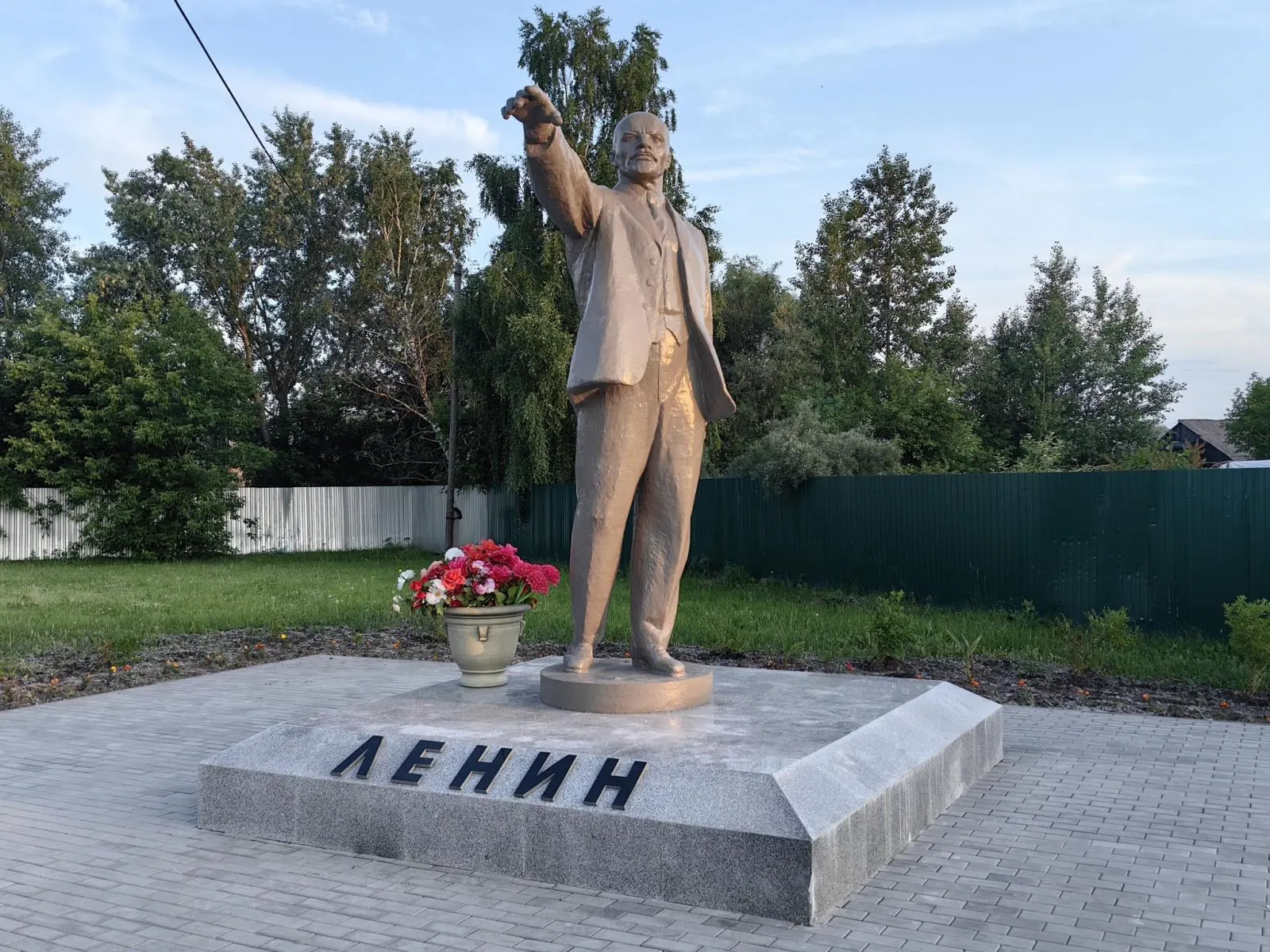 Избирком запретил использование изображения памятника Ленину в агитационных материалах КПРФ; тираж газеты перепечатан без изображения.