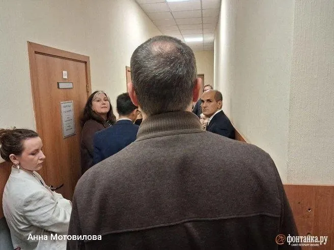 Жители дома на Большой Зелениной обсуждают прекращение уголовного дела против подрядчика, чьи работы привели к частичному обрушению; пострадавшие ищут защиту прав и компенсацию.