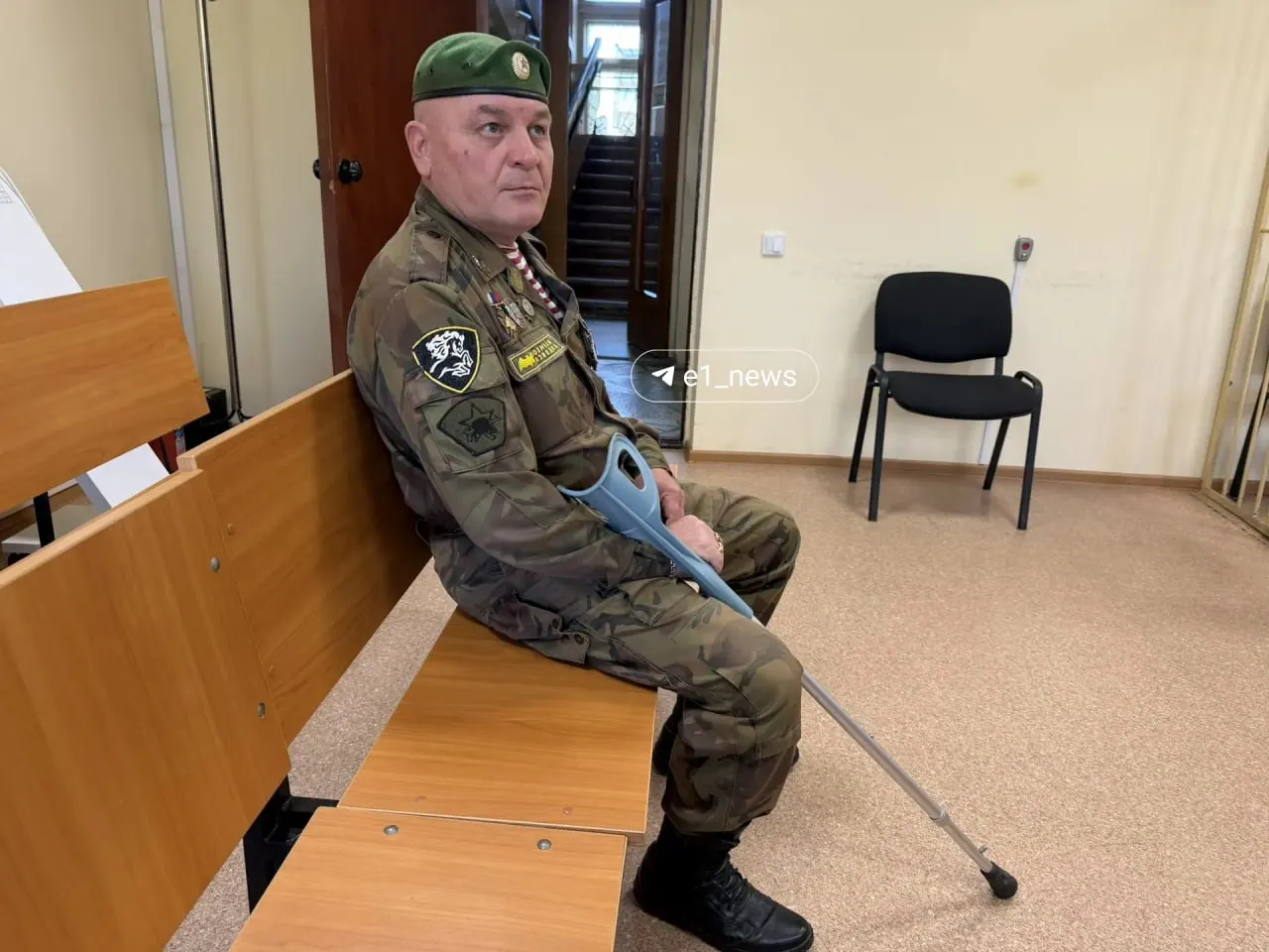 Пострадавший рассказал, что вечером 26 июля на лавочке возле дома к ним подъехала шумная компания. Нападавшие применили костыль и причинили травмы головы и ног.