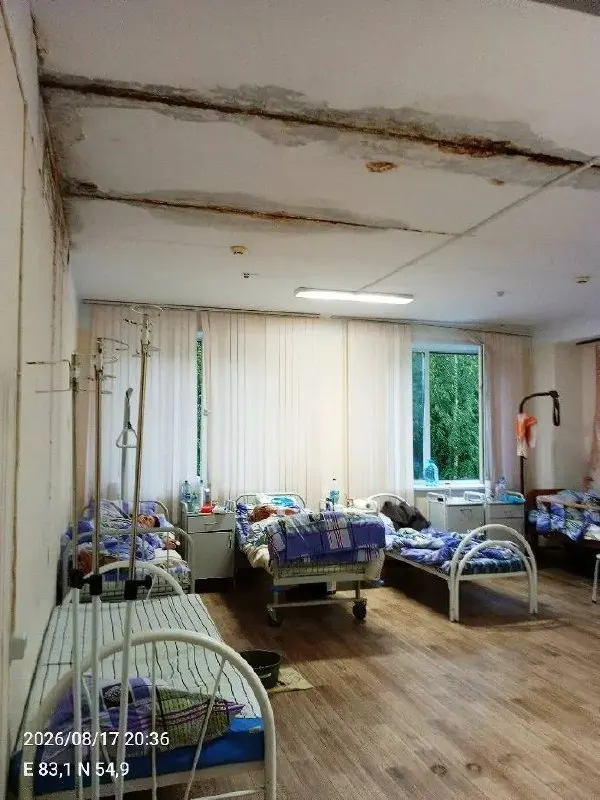 После дождей в Центральной клинической больнице Академгородка зафиксирована протечка потолка в отделении; ремонт главного корпуса идёт с 2023 года, травмпункт временно не функционирует.