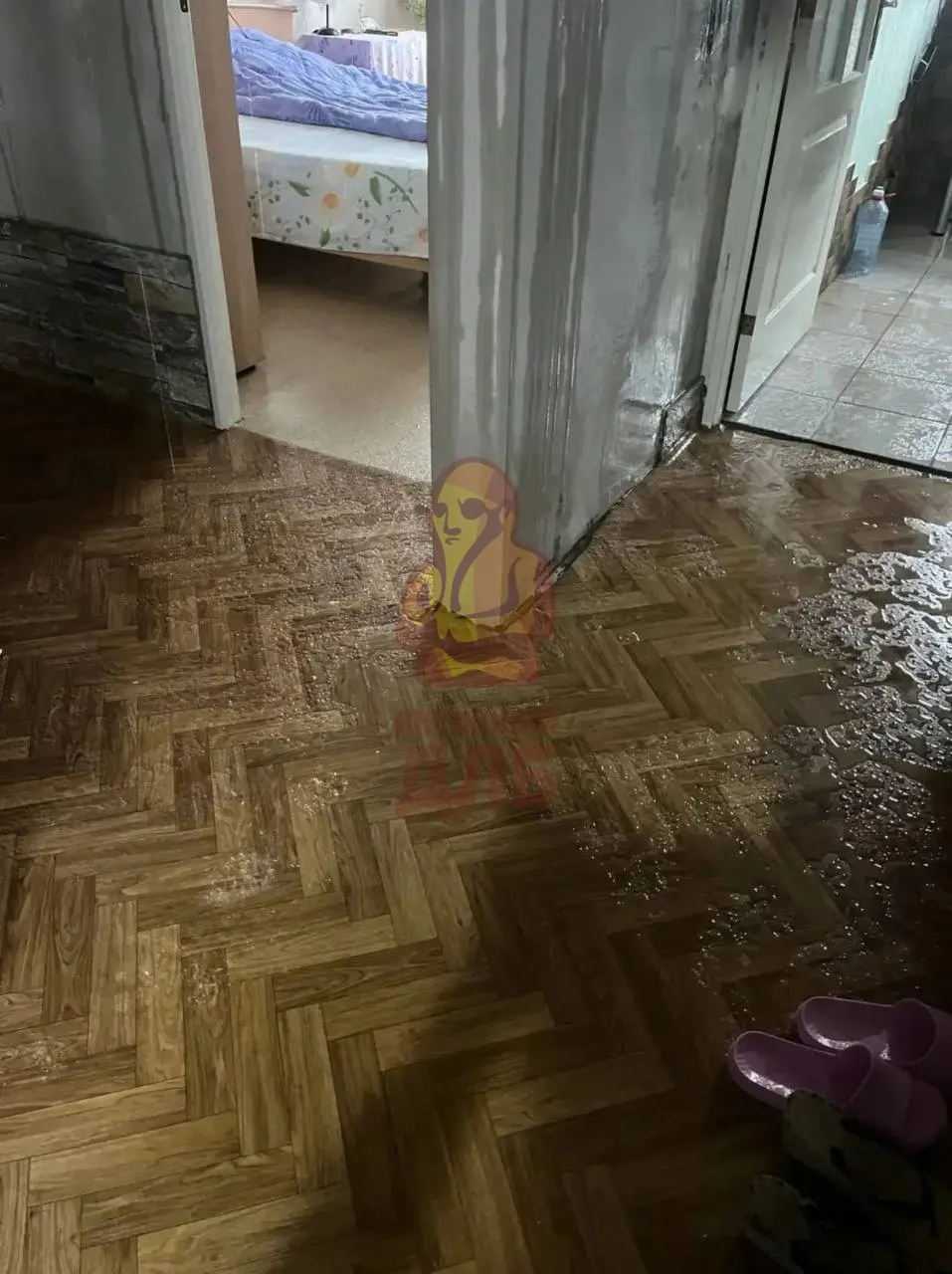 Жители сообщают о сильном подтоплении: затоплены электрощитки и шахта лифта, квартиры на верхних этажах оказались в критическом состоянии. В ЕДДС предлагают обращаться в управляющую, но помощи пока нет.