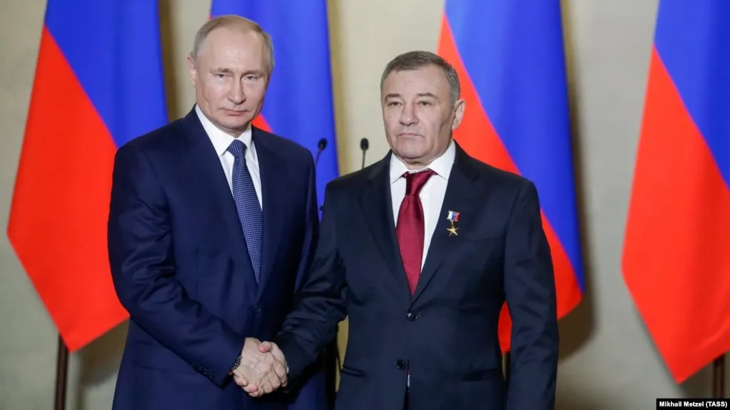 Передача активов и управление структурами, близкими к влиятельным бизнес-группам, поднимают вопросы о владении ключевыми цепочками в энергетическом секторе и политических кругах.