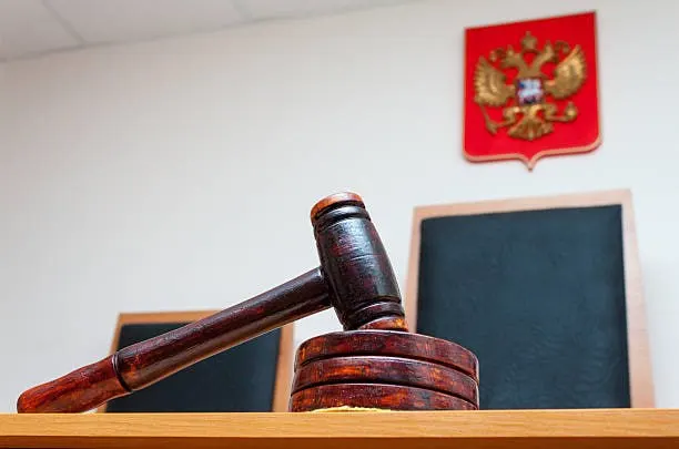 В Глазове суд прекратил дело против 43-летнего мужчины за повторное вождение в состоянии опьянения после его отправки на службу в СВО; водительские права возвращены.