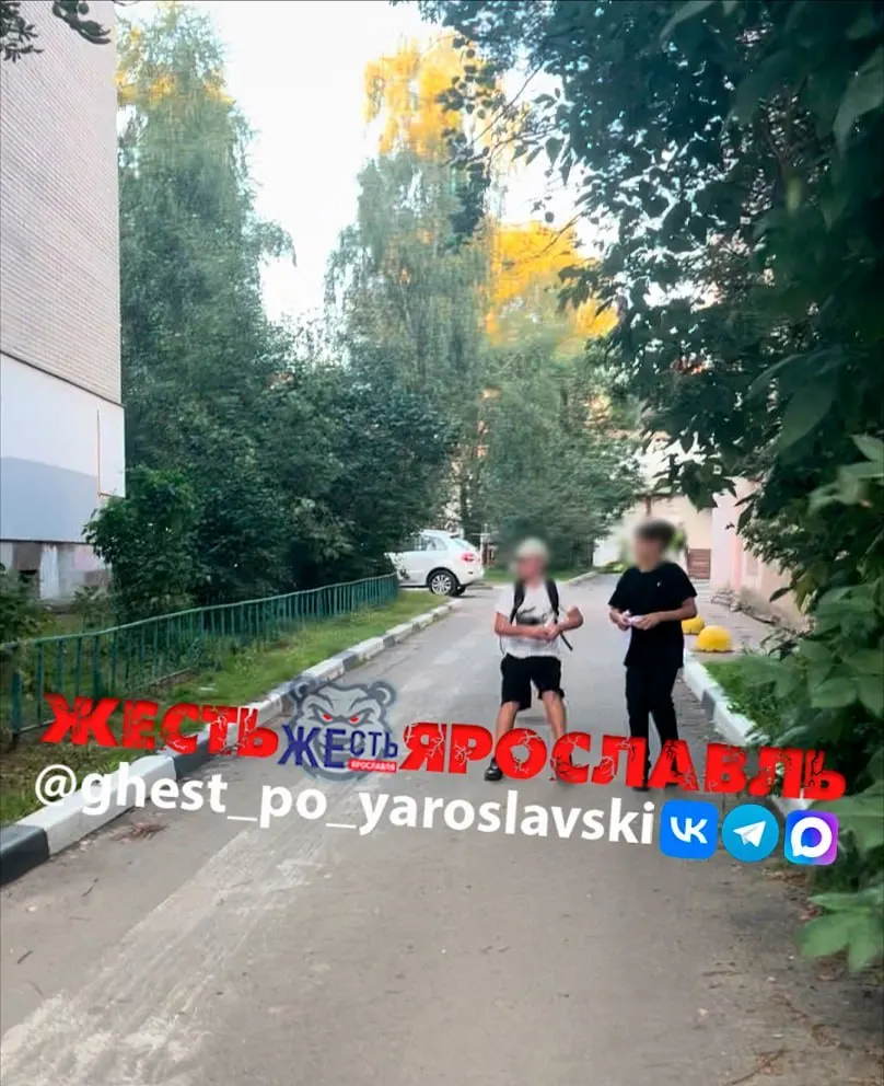 Жители сообщают о том, что возле ТРЦ «Аура» подростки и дети бросают водяные шарики в прохожих. Это может повредить одежде и технике.