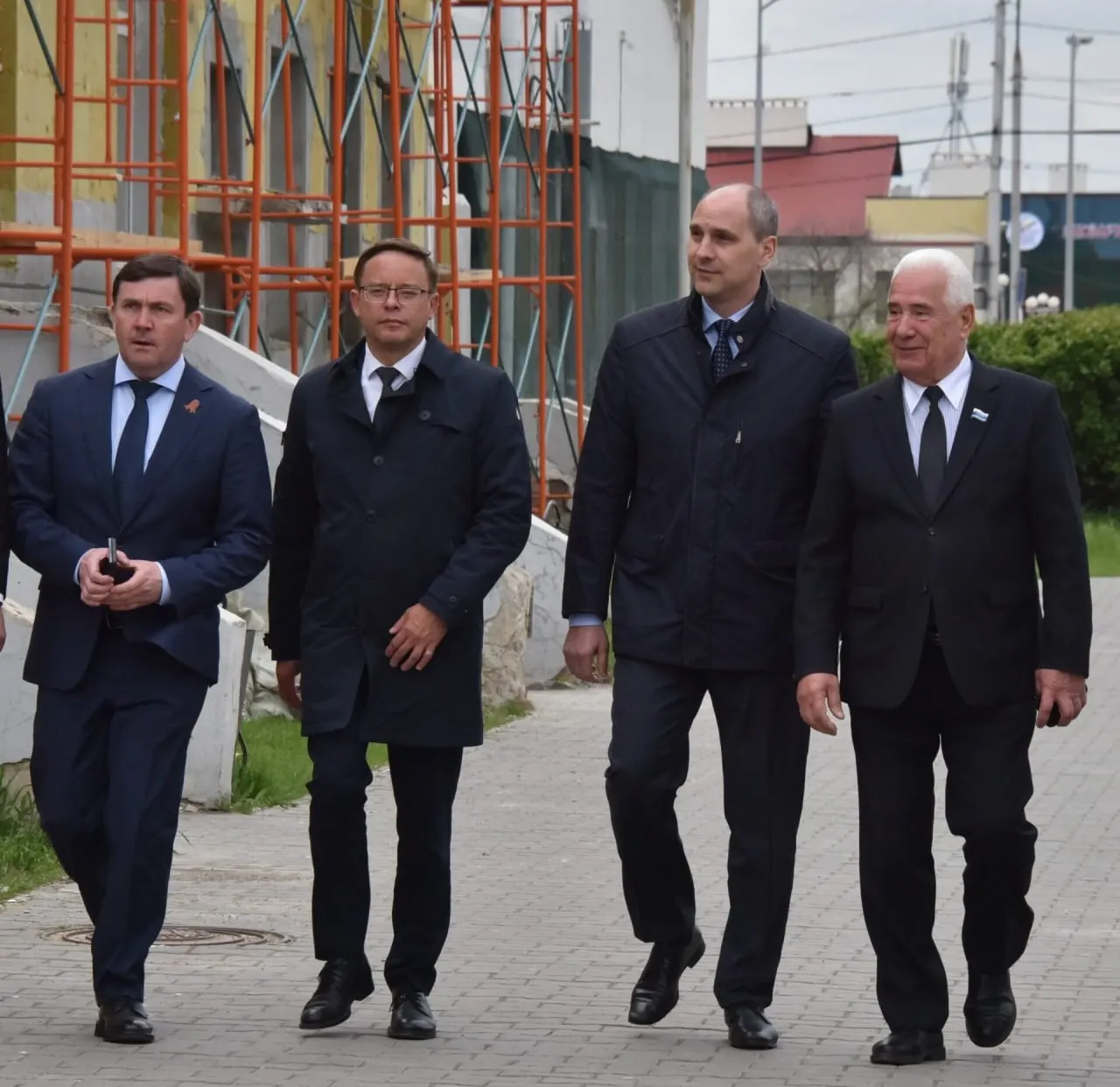 С 1 октября 2026 года оклады региональных госслужащих вырастут на 4%; средняя зарплата по региону достигает около 92 тысяч рублей.