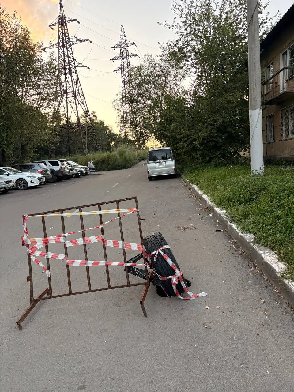 Жители двухэтажного дома в Красноярске остаются без горячей воды уже более недели из‑за бесхозной трубы; власти обещают ремонт, ситуация вызывает тревогу.