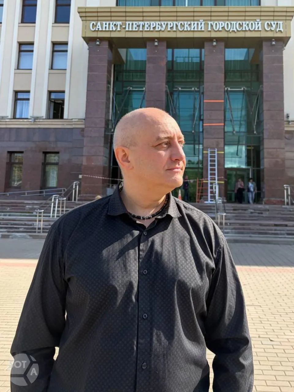 Санкт‑Петербургский суд оставил домашний арест мужчине по обвинению в публичной поддержке терроризма, связанной с публикацией в соцсетях во время форума.