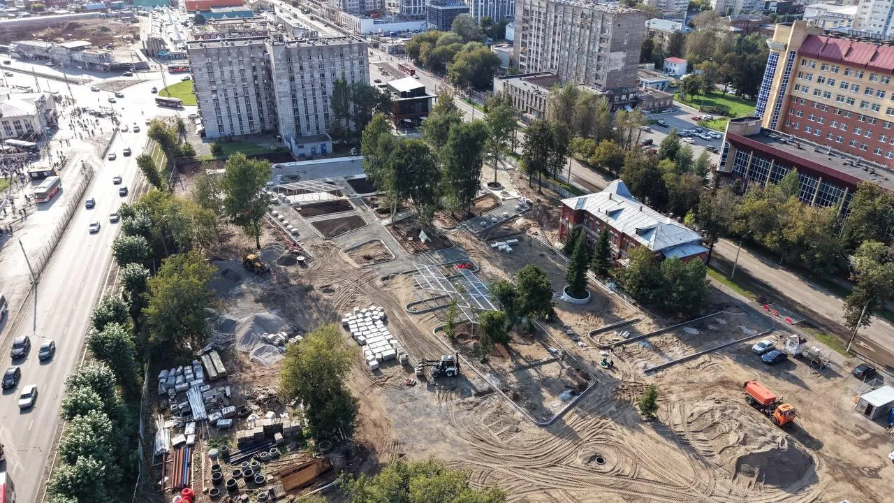 Новые фото демонстрируют этапы работ по созданию сквера; завершение запланировано к концу года.