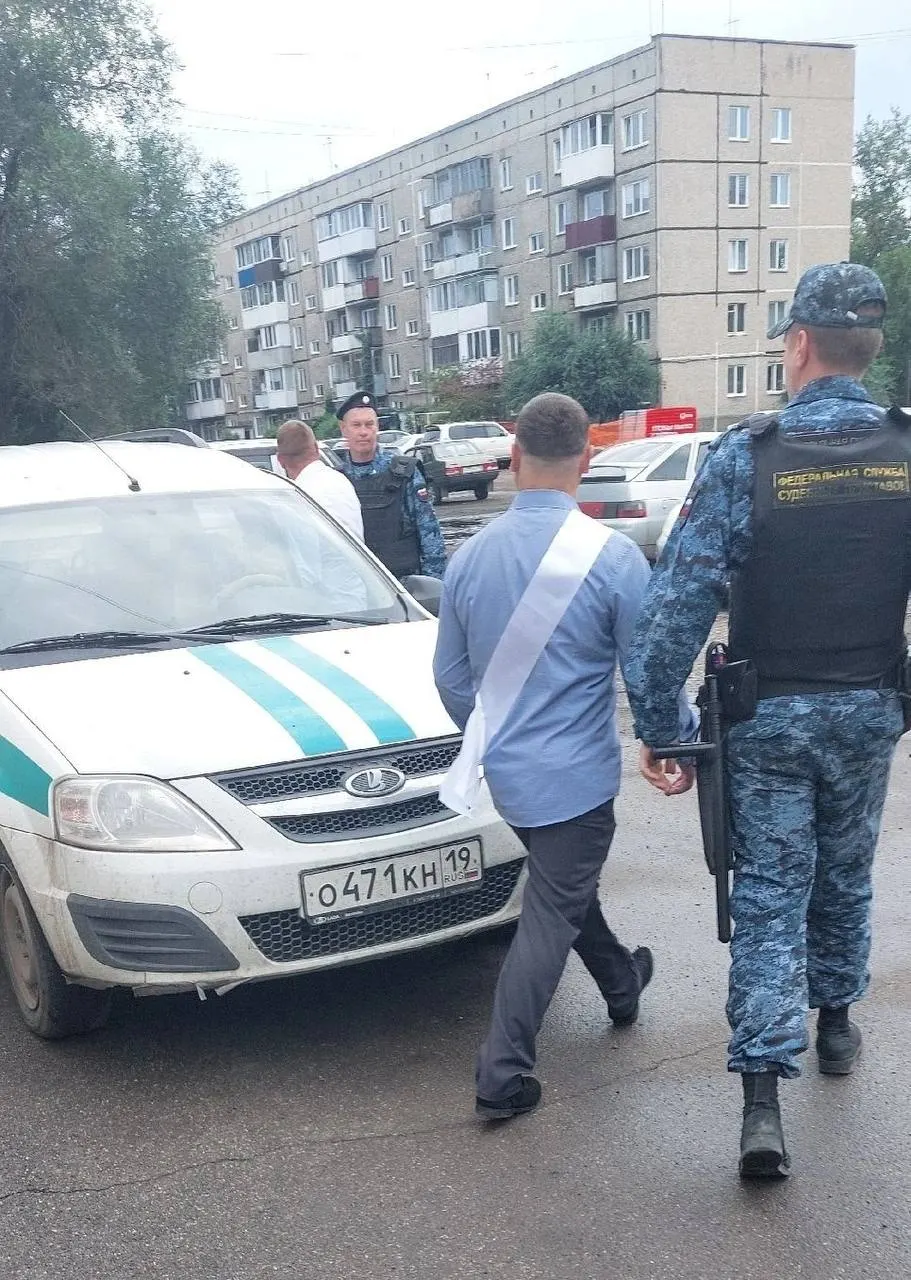На торжестве по регистрации брака судебные приставы увели жениха и его свидетеля за неуплату алиментов; долги перед двумя дочерьми составили 550 тысяч рублей, у свидетеля — 580 тысяч рублей. Рассматриваются последствия и возможное уголовное наказание.