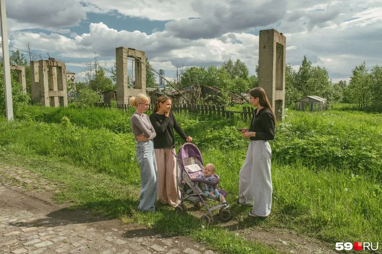 В небольшом поселке закрывают единственную школу; жизнь местной общины зависит от этого решения.