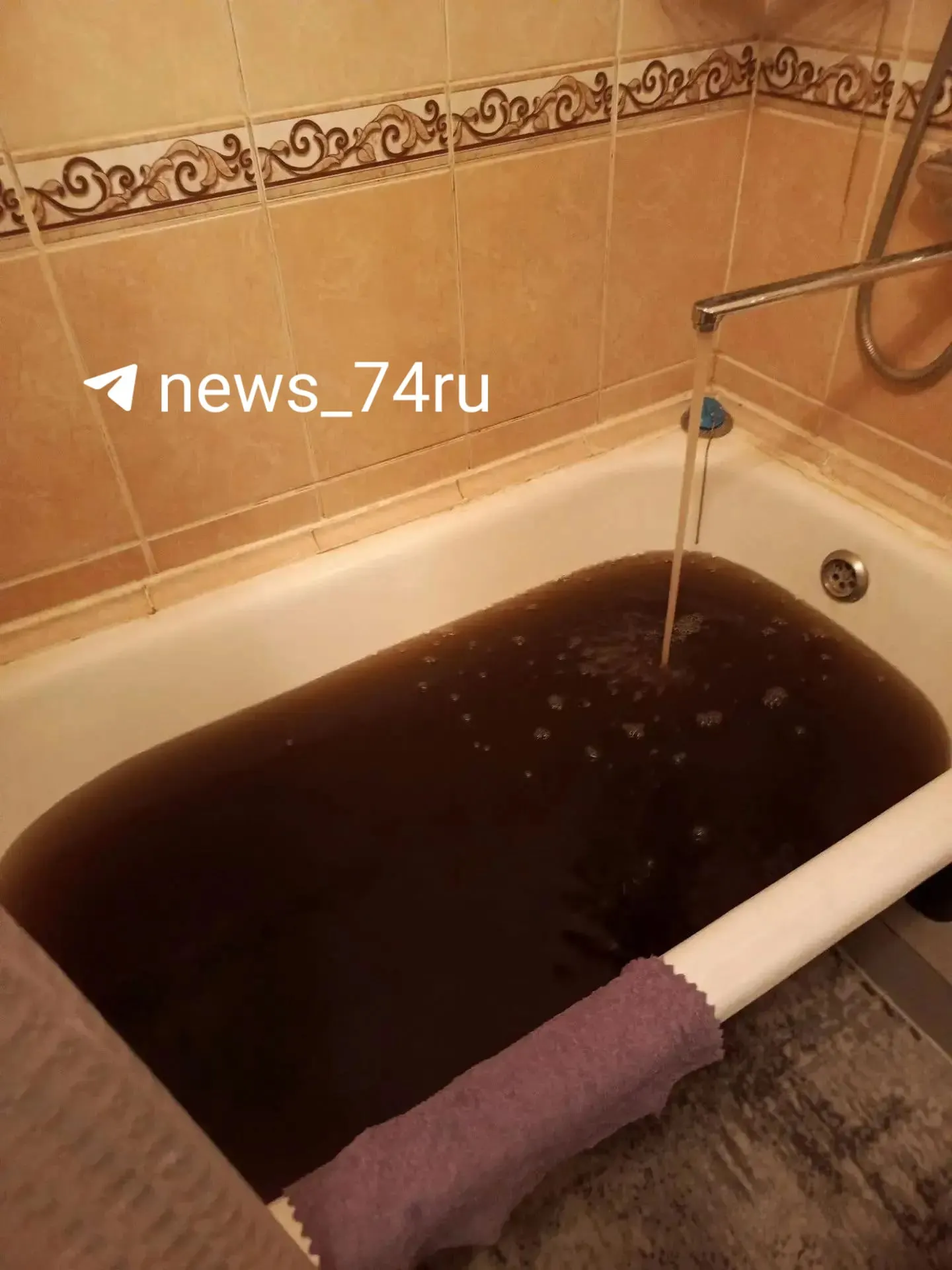 Жители района сообщают о воде коричневого и черного цвета из-под крана; ситуация вызывает тревогу и требует разбирательства коммунальников.