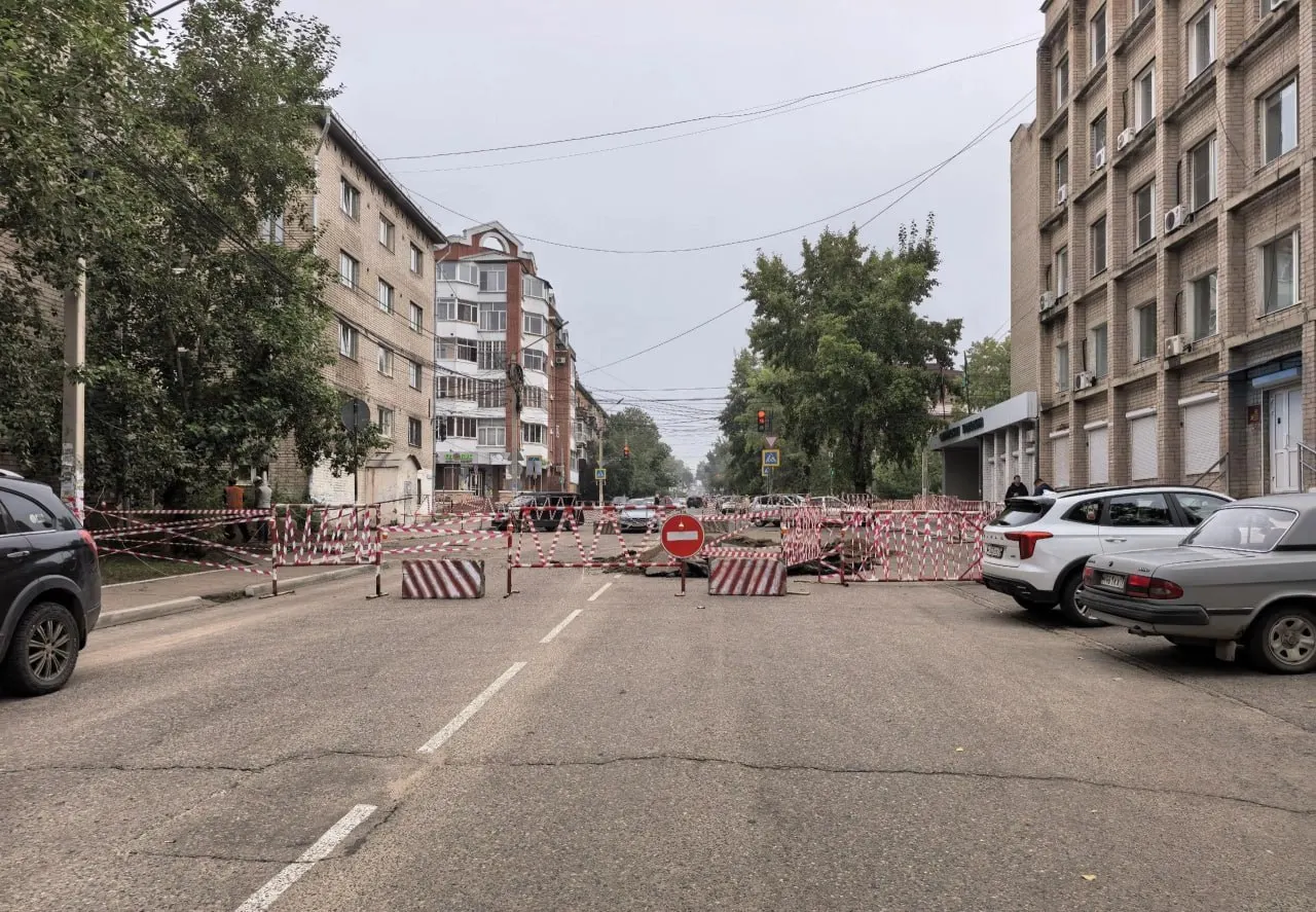В районе улиц Журавлева и Чкалова продолжаются работы по капитальному ремонту сетей; сроки продлены до 5–6 сентября, благоустройство планируют завершить к концу сентября.