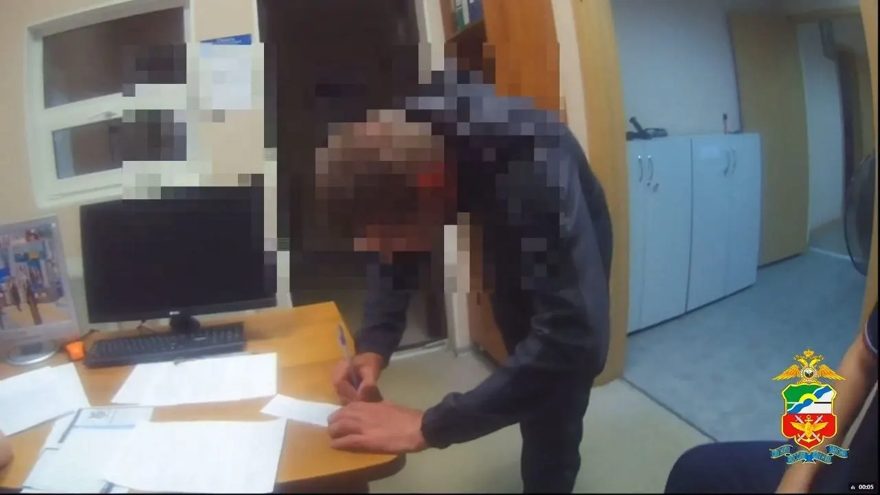 Пассажир из Алтайского края закурил в туалете самолета по маршруту Москва — Барнаул. По факту инцидента транспортной полицией составлен административный протокол; авиакомпания может применить дополнительные меры.