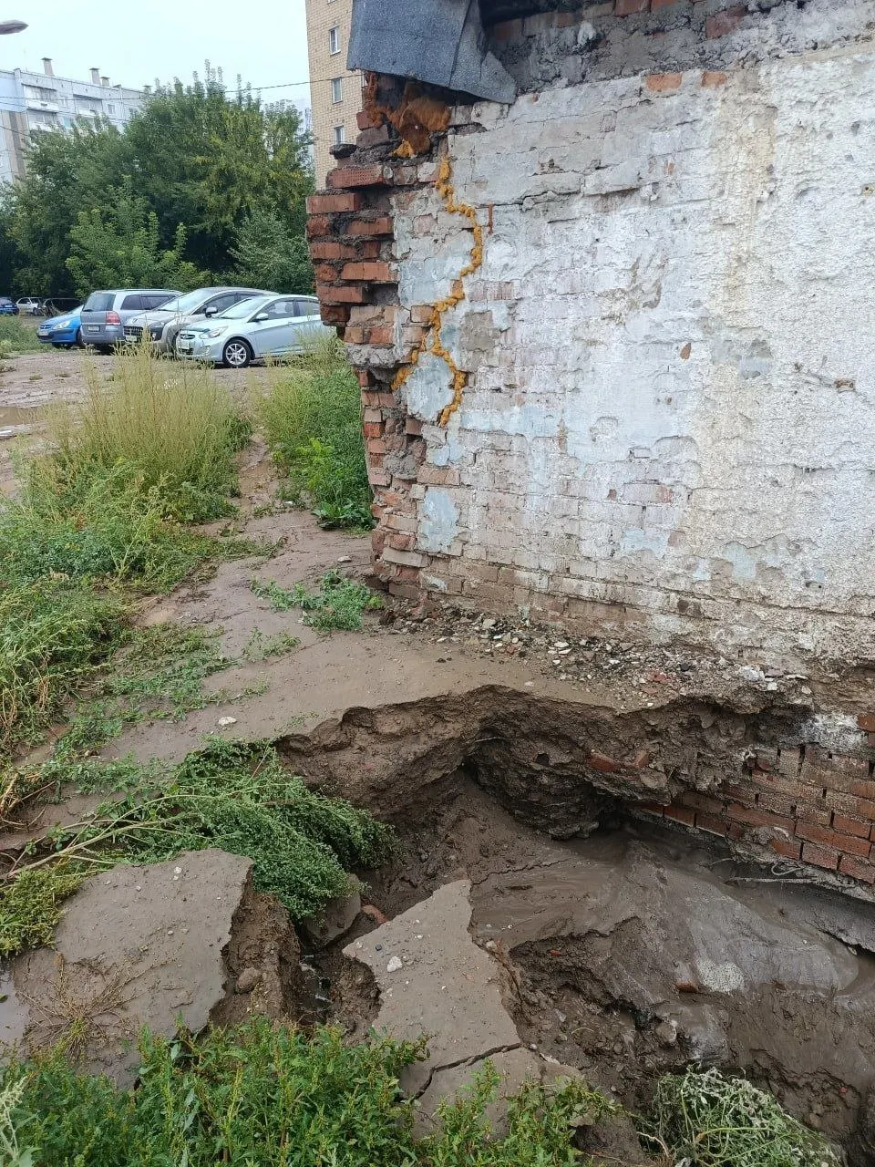 После сноса гаражей под строительство дорожной развязки земля вокруг них продолжает оседать, местные жители жалуются на бездействие служб и угрозу для строений.