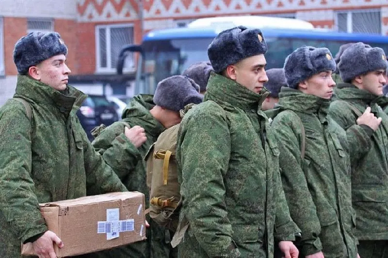 Сообщается о давлении на срочников в военном гарнизоне Тоцкое-2: удерживание в части, принуждение к подписанию контракта и попытки защитить свои права через подачу рапорта.