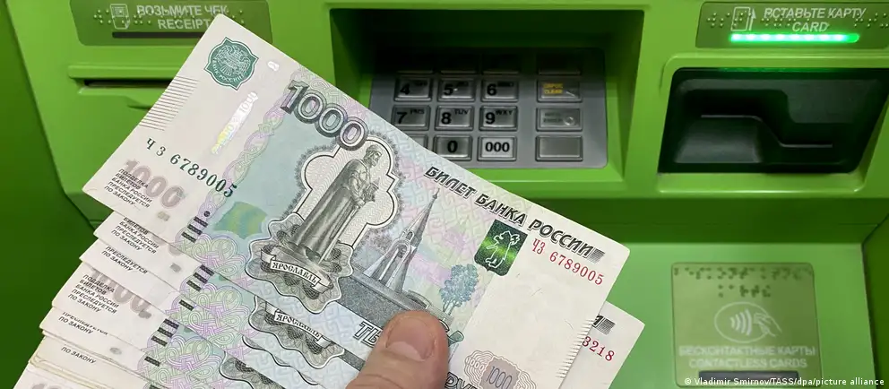 Наличные остаются важной частью платежного оборота, а вместе с тем растёт роль безналичных и накопительных счетов. Обсуждаются слухи о заморозке вкладов и перемещении капитала за границу.