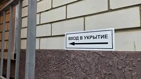 Мэрия требует доступности подвальных помещений, вентиляции и освещения, организации мест для отдыха и запасов воды, а также размещения указателей и информации о ключах; использование коридоров первых этажей допускается при достаточных площадях.