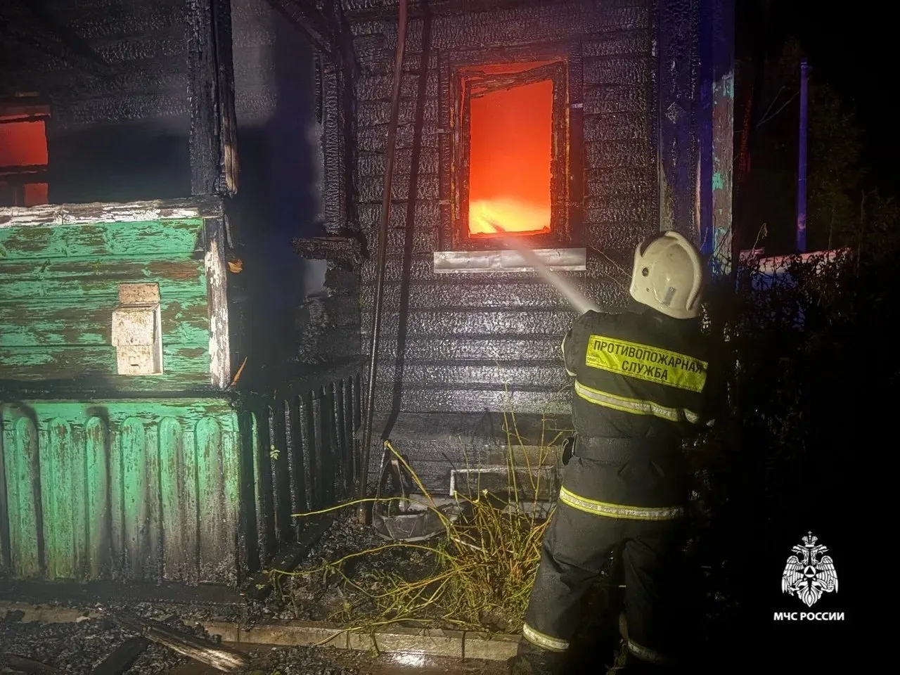 Пожар в частном доме деревни Маурино унес жизнь 39-летнего мужчины и ранил 89-летнюю женщину; возгорание предположительно произошло из-за аварийного режима работы электрообогревателя.