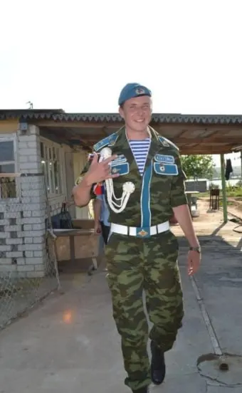34-летний водитель отдела экономической безопасности погиб во время выполнения боевого задания. Похороны прошли с воинскими почестями.