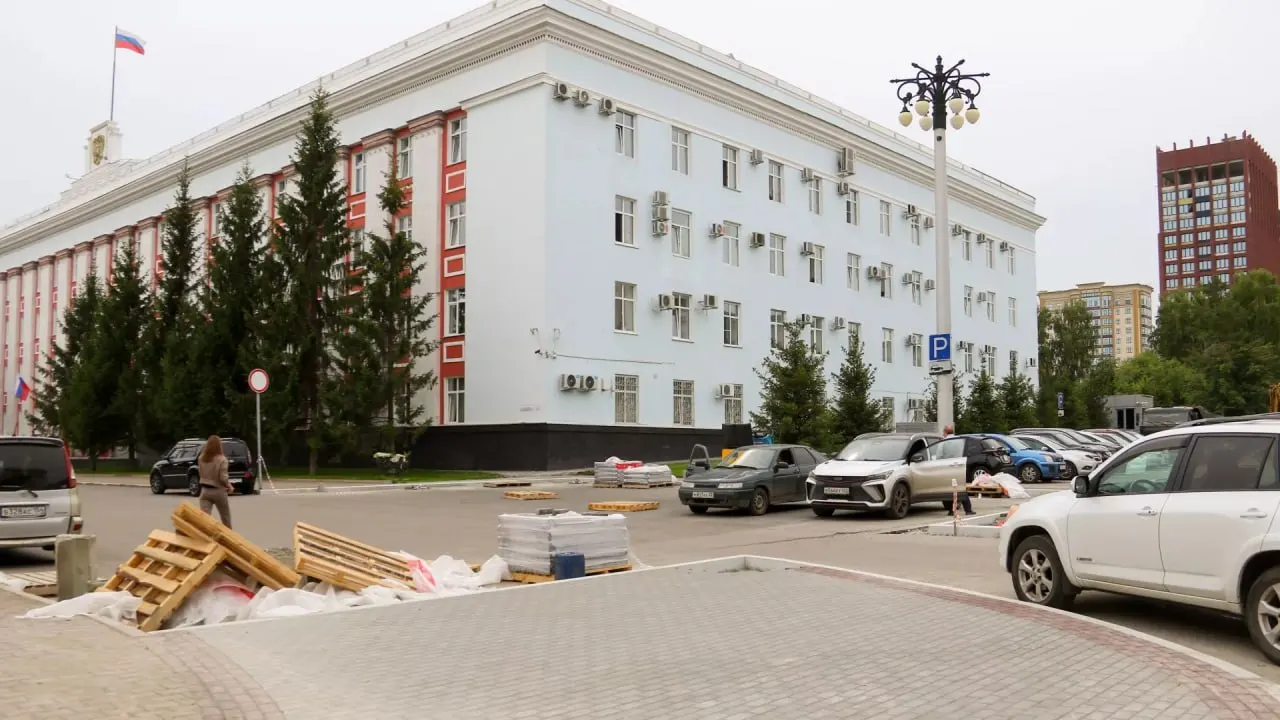 У здания правительства Алтайского края введут шлагбаумы: ограничат проезд, обновят тротуары и установят систему управления движением; подрядчик уже выбран.