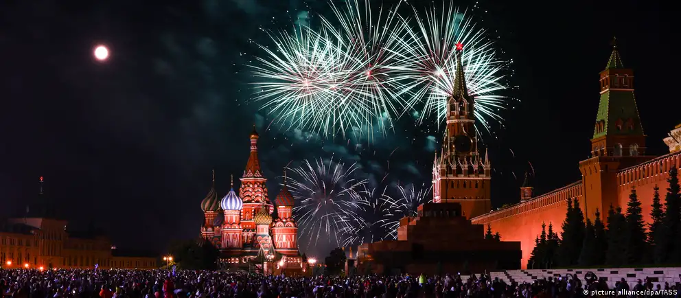 Новое исследование показывает, что жители Москвы ощущают стабильность и спокойствие, но массовая поддержка политики властей в столице остаётся неуверенной. Рассматриваются миграционные процессы и влияние общественных настроений на выборы.