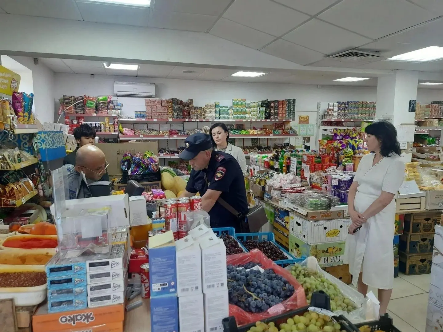 Глава города рассказала об инциденте с некачественной продукцией во время визита в магазин; пост в соцсетях разошёлся и стал поводом для проверки других торговых точек.