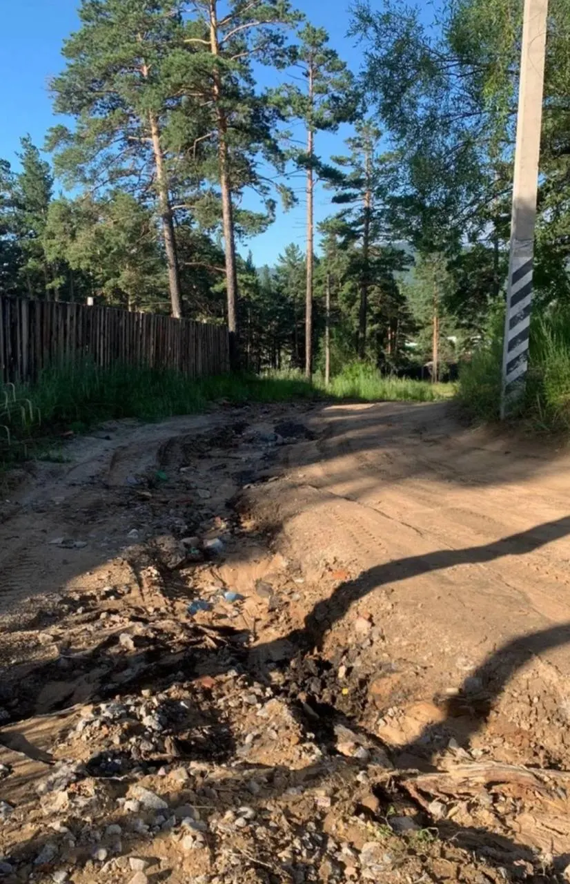 Жители поселка жалуются, что улица Первомайская после сильных ливней стала практически непроезжей: смыло верхний слой, образовались промоины и выбоины. Также более года не вывозят мусор с контейнерной площадки — администрация обещает разобраться.