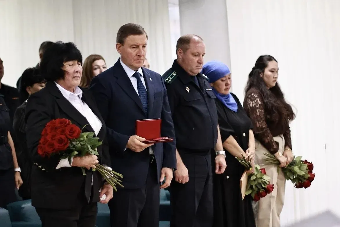 Эдгар Муштариев погиб во время охраны государственной границы; посмертно награждён Орденом Мужества.